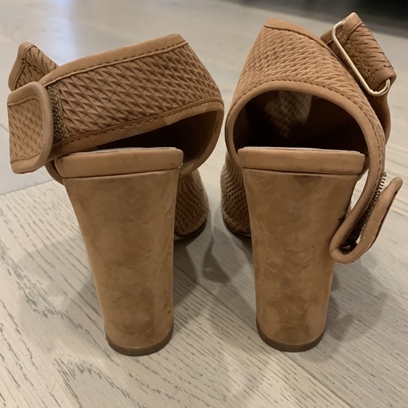 Beige Sling back sandal w/ block heel - Picture 4 of 6